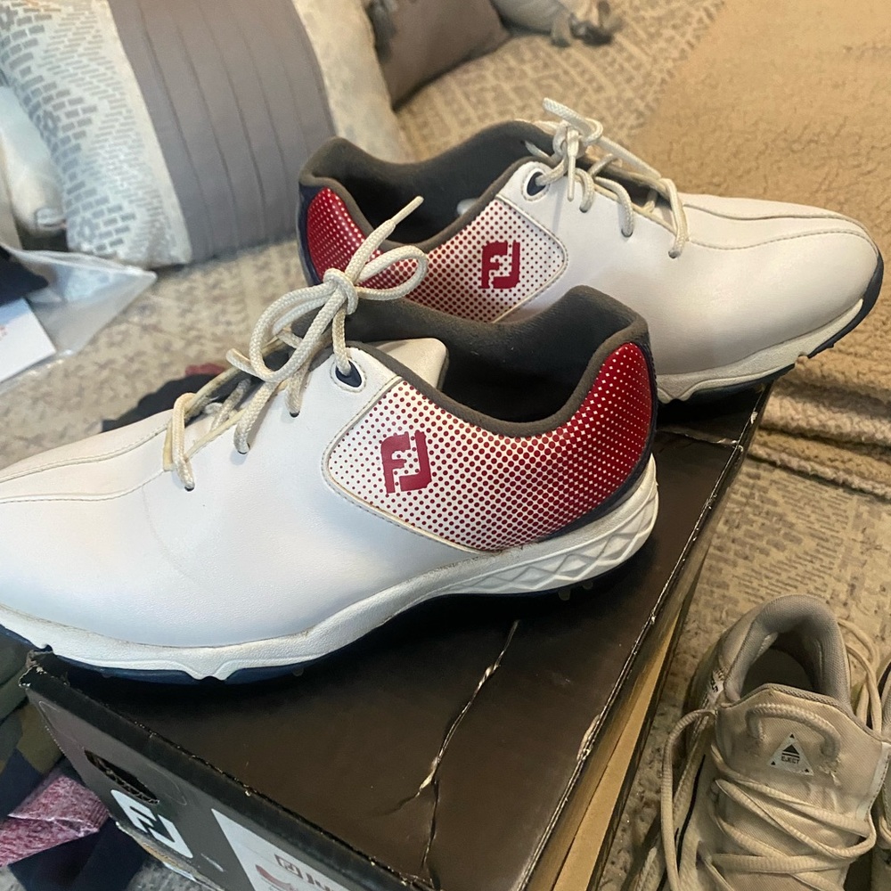 Junior Foot Joy size 5 golf shoes